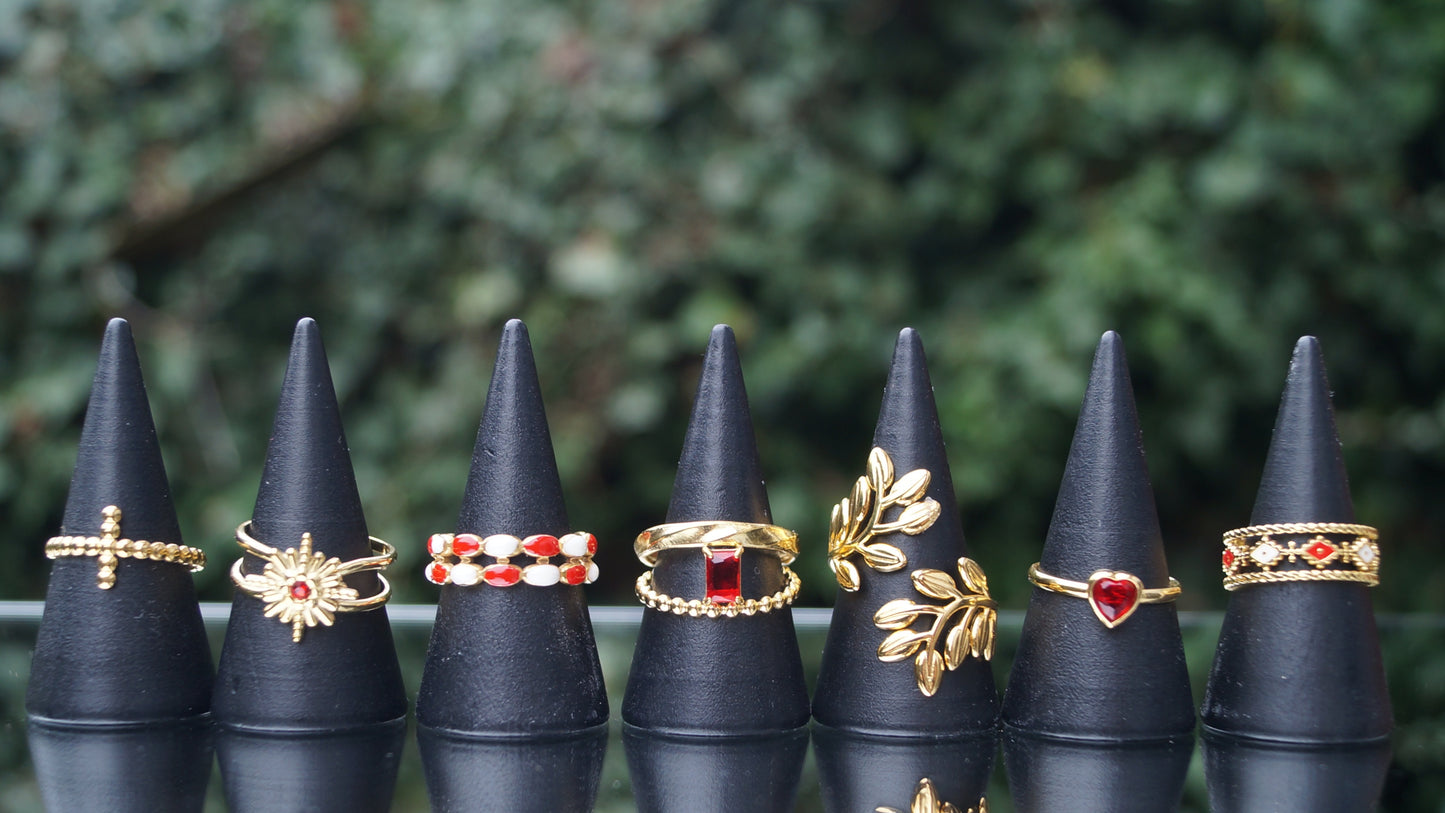 Red & White Chunky Pattern Gold Ring